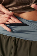 Cargar imagen en el visor de la galería, Pantaloneta Élite Dama  - Verde Militar

